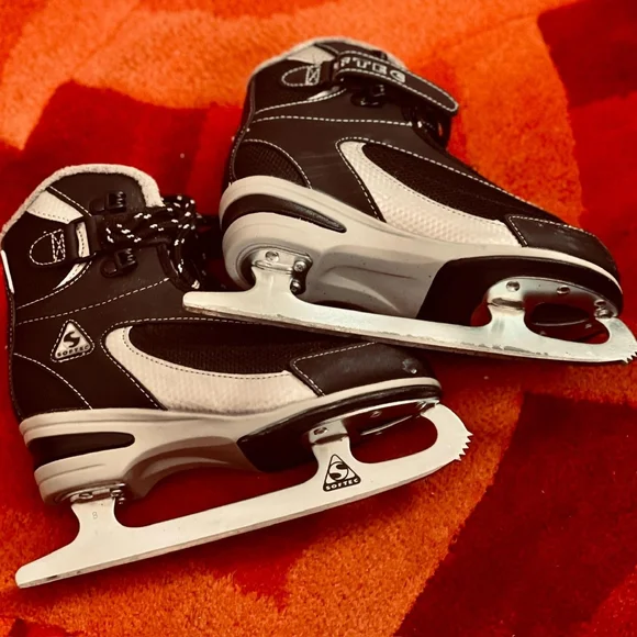 SOFTEC, BLACK & SILVER ICE SKATES SIZE 2 ⛸ UNISEX, COMFY & READY TO GLIDE. - Picture 2 of 9
